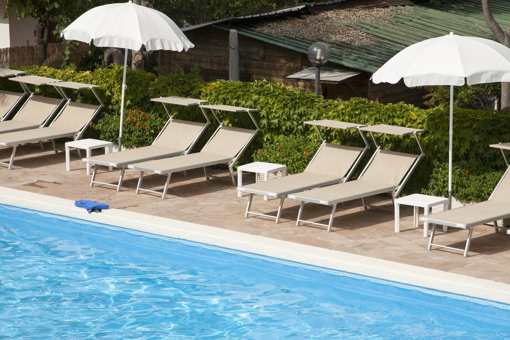 Il Frantoio Camping San Bartolomeo Al Mare Buitenkant foto